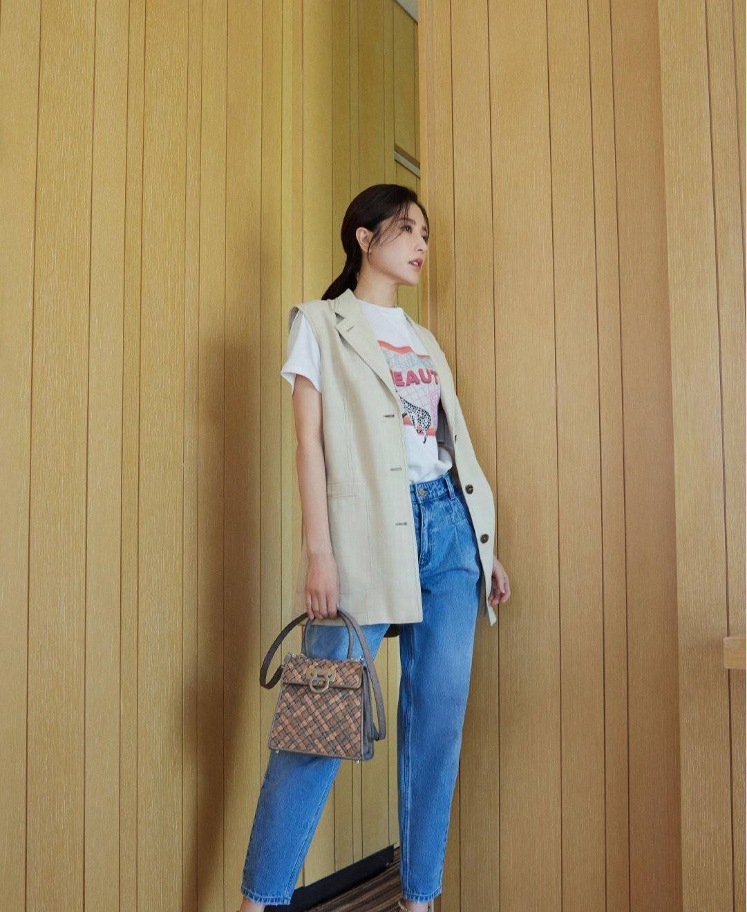 大美女曾黎越来越会穿搭,短袖t牛仔裤配长款马甲,春日好时尚_女生