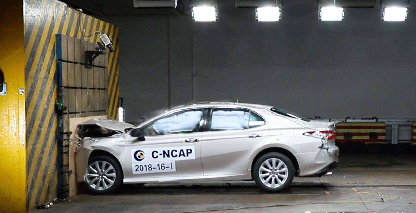 "8代凯美瑞"高速严重追尾,a柱竟全部断裂,中保研解释一下!