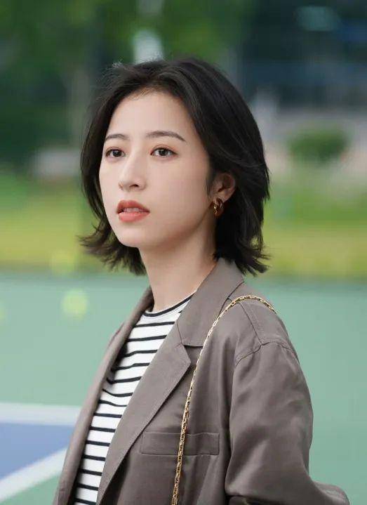 在之前热播的《爱情而已》中,周雨彤的造型真的亮了,气质干练的职场人