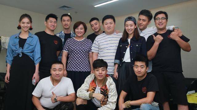 大碗娱乐配角不愠不火,开场第一个小品压力大,观众似乎没有看懂_对比
