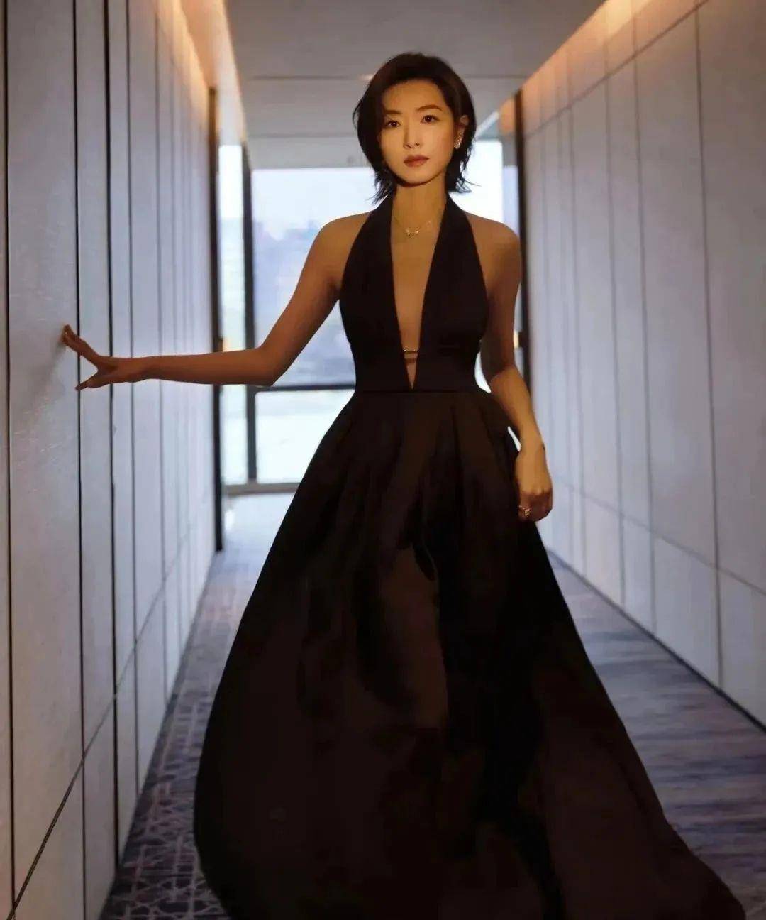 40岁的万茜有多养眼?身穿挂脖式长裙,时髦到肚脐,大爱_设计_女性_女人