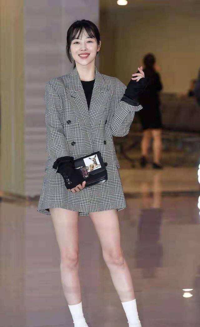 西装外套当短裙穿,90斤的美腿又长又细_休闲_皮肤_头发