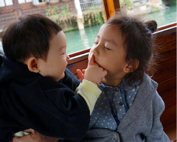 黄磊一家四口穿亲子装出游,多多超短裤惹争议,弟弟却被抛下看家_孙莉