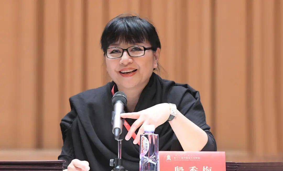 67岁的殷秀梅,时尚犹在穿搭大胆,难怪二婚还能嫁国外豪门_风格_魅力