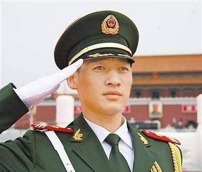 他是中国第一升旗手,转业时拒绝百万年薪,表示不能沾国旗的光