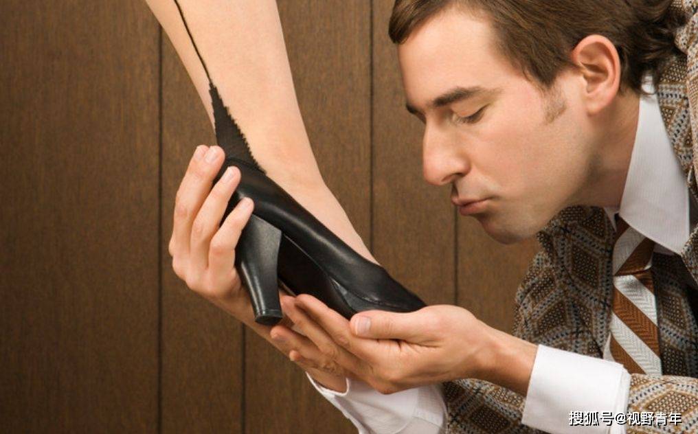 知名导演被曝花1万舔美女脚,吮吸30分钟,脚被舔成脱水干梅子!