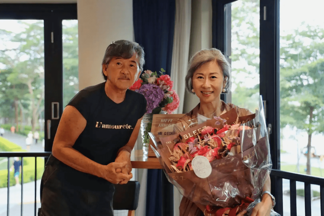 都是白发苍苍，林子祥十足老爷爷，叶倩文容貌和状态比实际年龄小(叶倩文林子祥唱的歌)