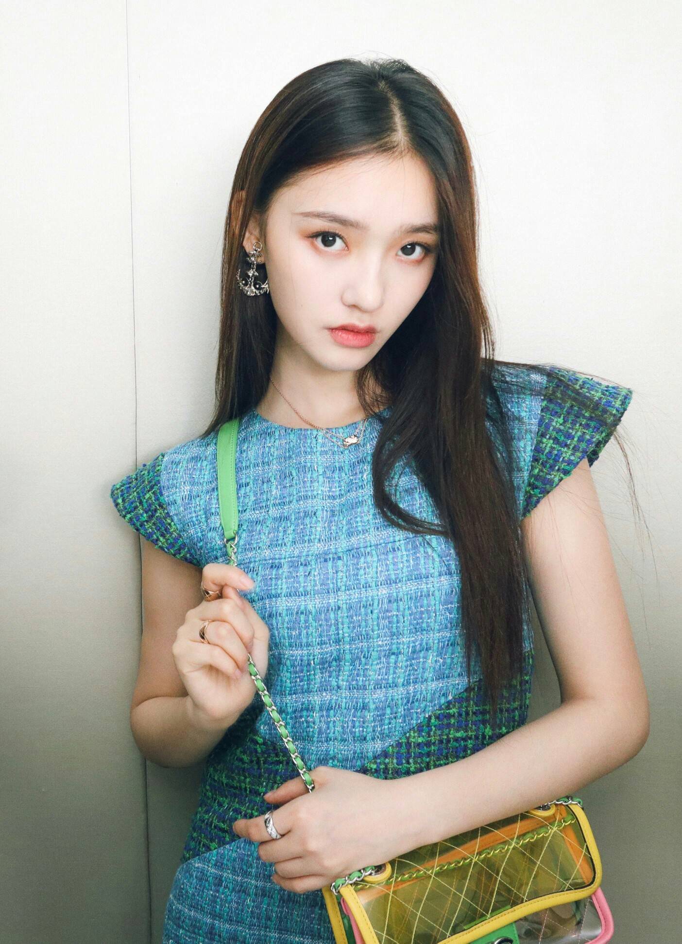 网曝星女郎林允太能花,一下午逛街就用百万,曾发文自曝恋爱了_网友