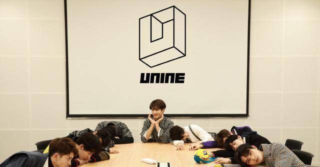 接着unine成员也是各个都起身,远处的夏瀚宇也向小鬼鞠躬