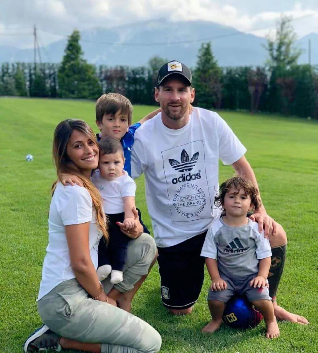 梅西大晒全家照!