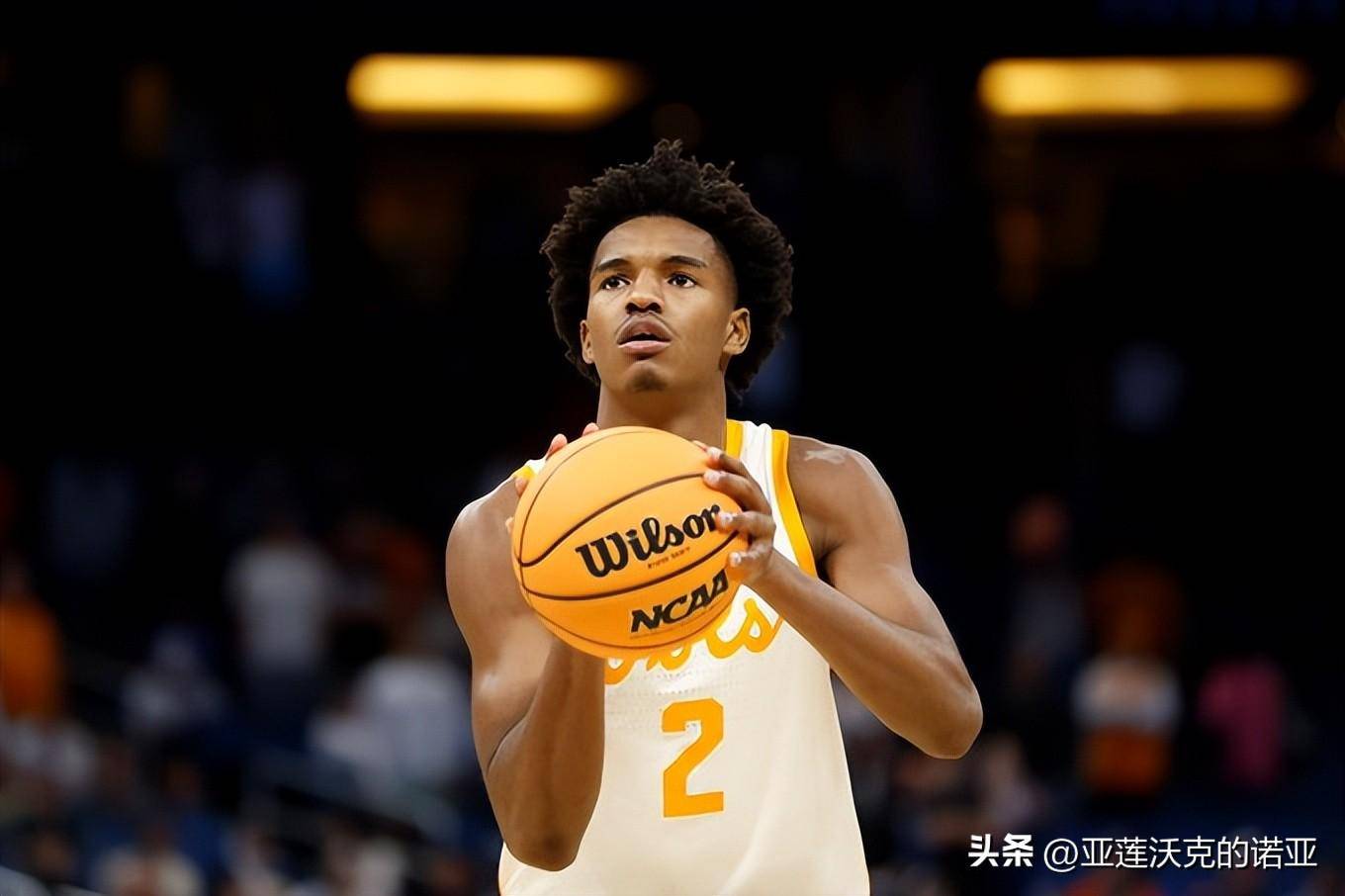 NCAA田纳西新人前锋朱利安-菲利普斯宣布留在2023年NBA选秀中_搜狐网