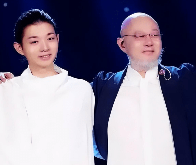 在2021年之前,作为第一批九零后霍尊是年少成名的代表,独特的嗓音和