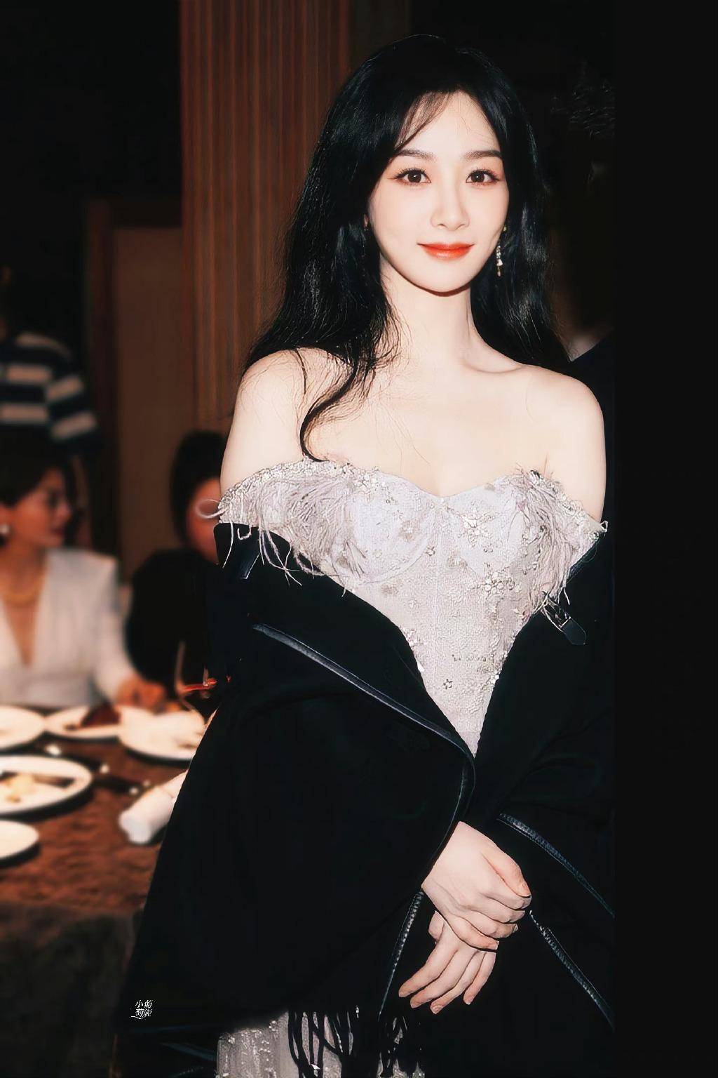 杨紫转型?摆脱土气,紫色抹身材长裙灵气满分!这才是当初的小雪!