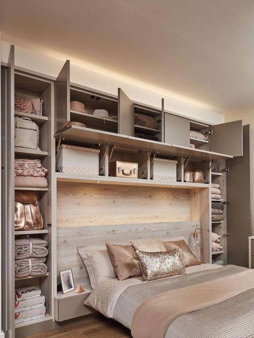 床头1平别浪费了,请木工打整面墙柜子,小户型也能拥有衣帽间!