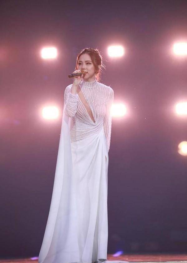 邓紫棋颜值真的高,靠淡妆就能上热搜,清纯甜美好像小姑娘_个性_服装