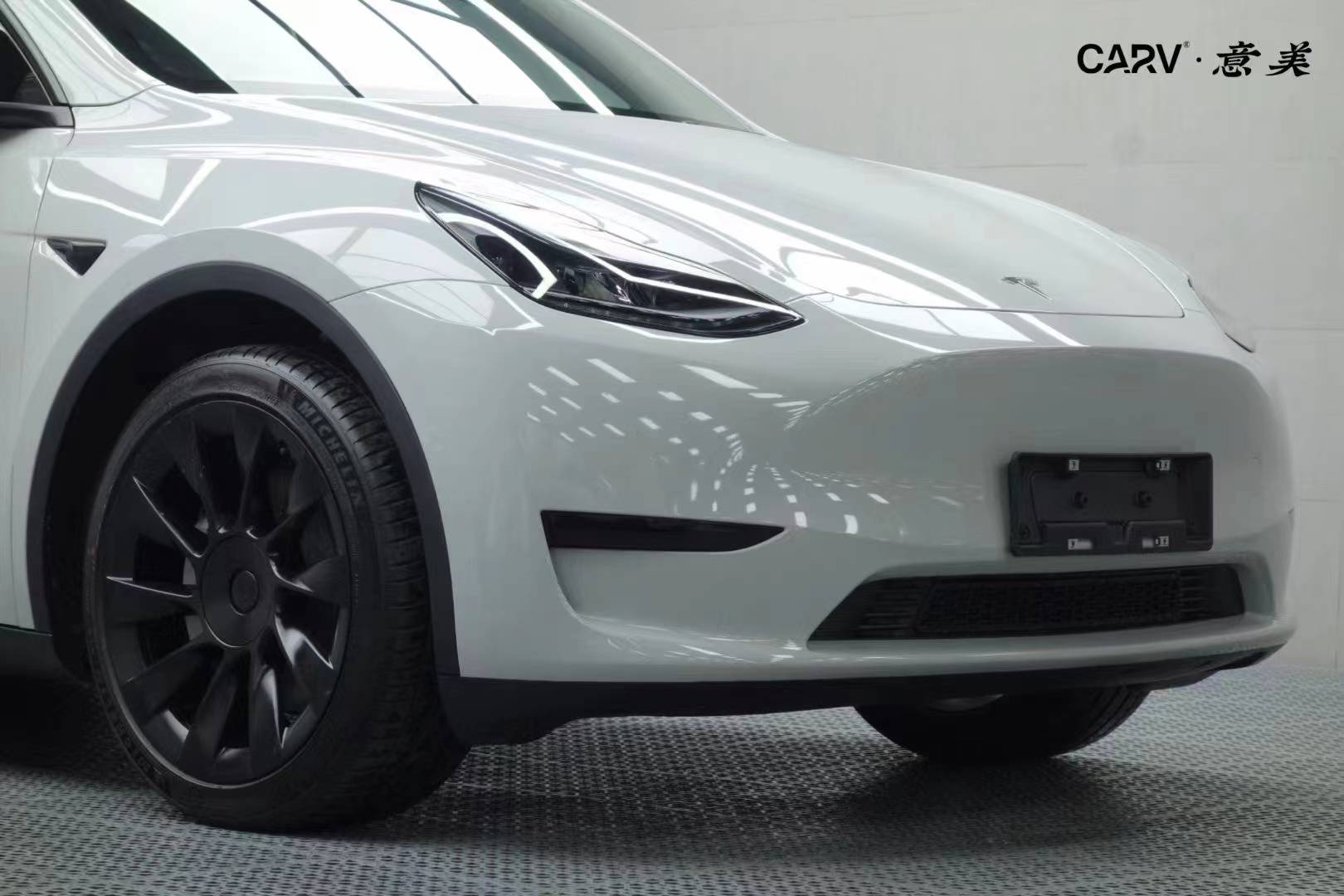 特斯拉modely卡孚改色膜白金火山灰,给人一种明亮的感觉_搜狐汽车