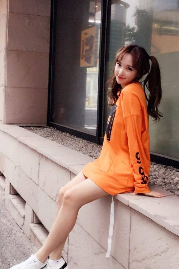 都说直筒裤最能遮肉,可当程潇穿上后,却意外凹出了大象腿巨粗_黑色_一