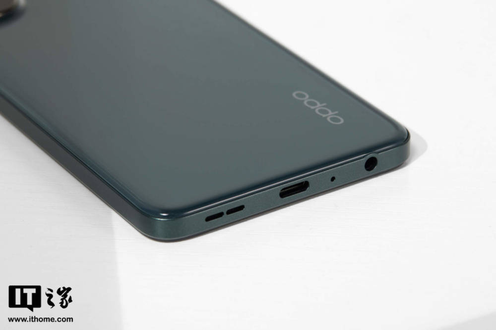 其它细节方面,oppo k11x 采用侧边指纹识别,同时保留了 3.5mm 耳机孔.