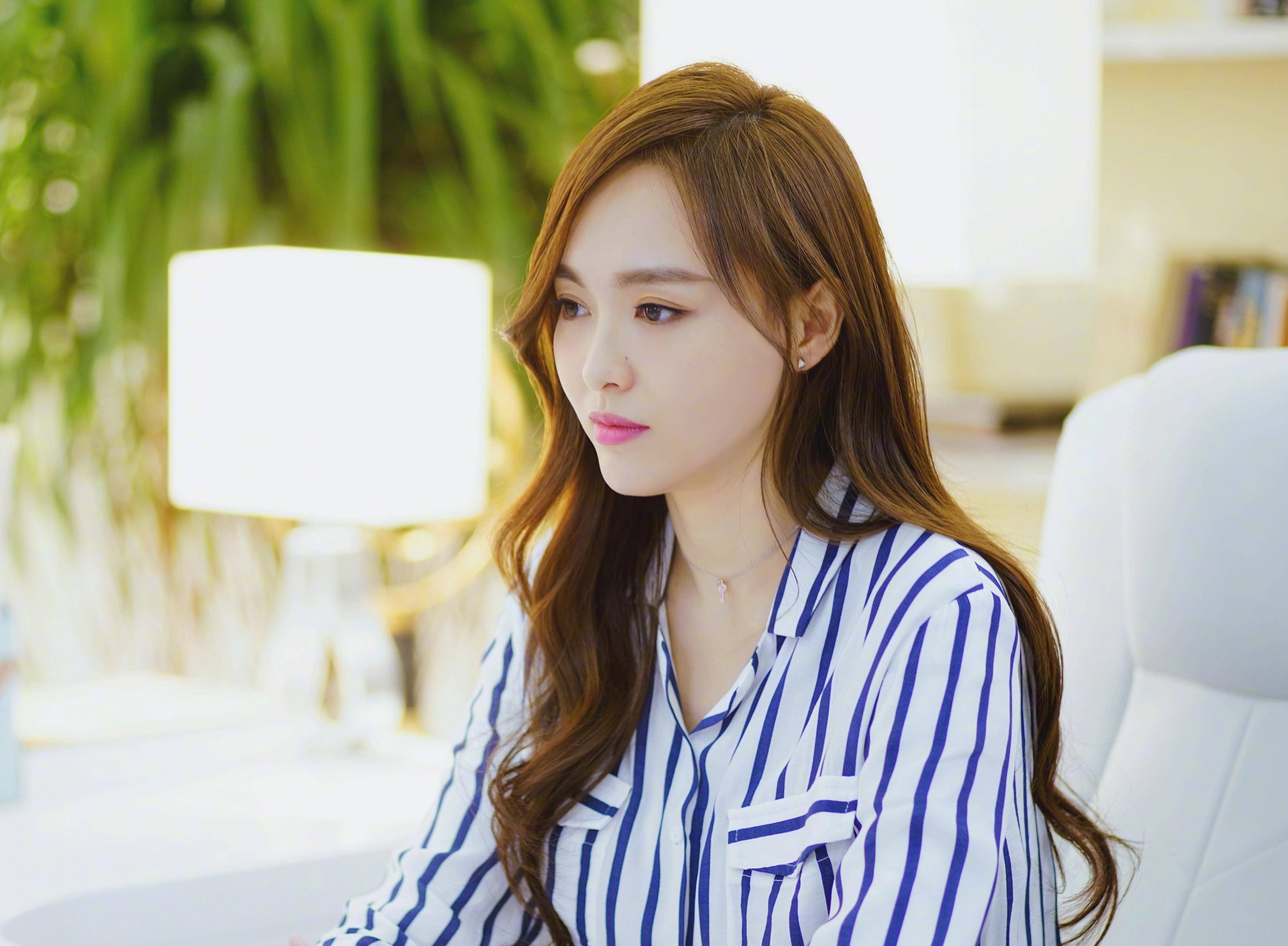 唐嫣出门参加活动或聚会,罗晋亲自开车接送,并对她的服饰搭配提出自己