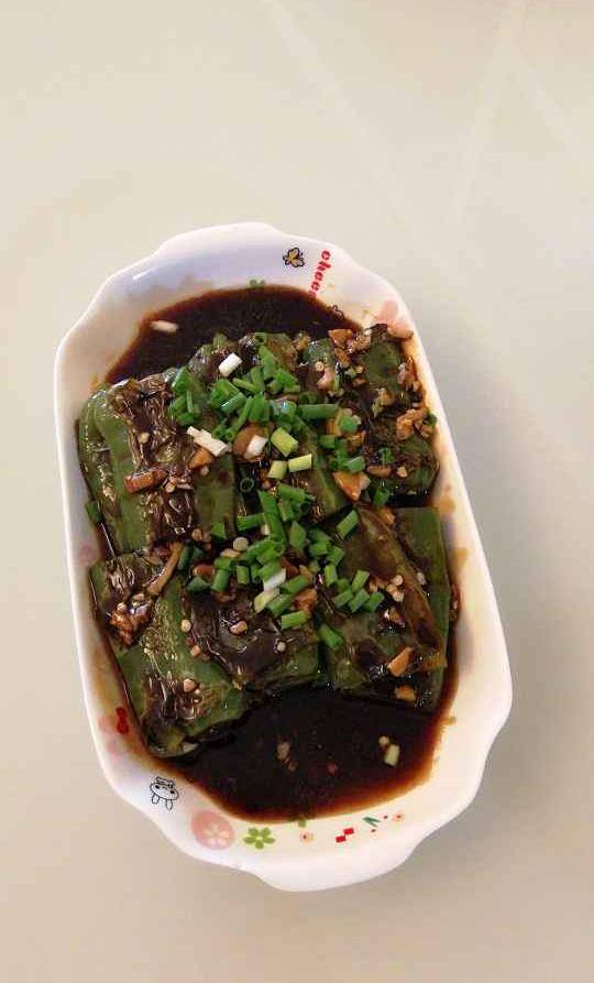 原创            餐桌佳肴虎皮尖椒 适合减肥人士，营养价值还很高呢！(虎皮尖椒百科)