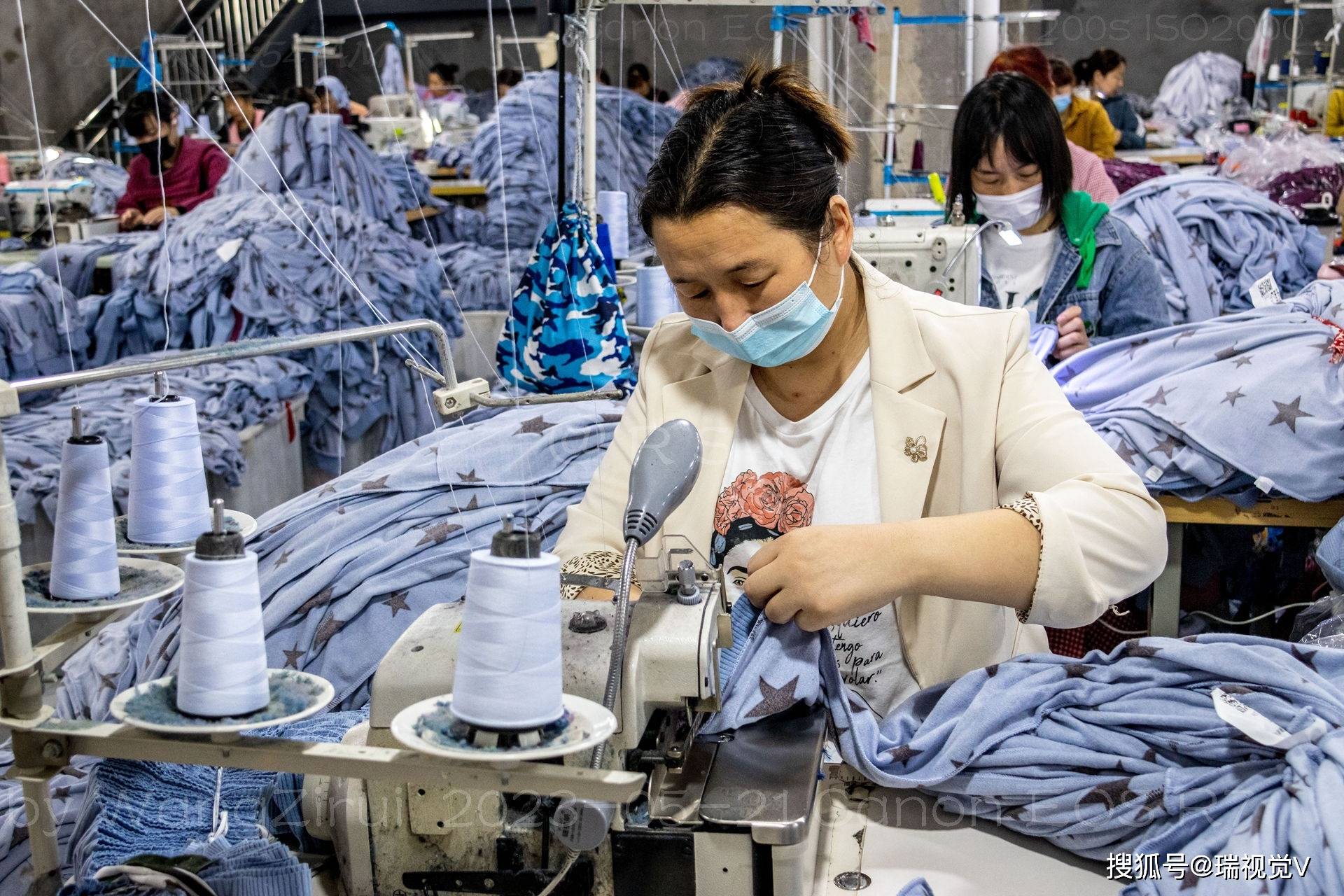 缝纫女工:沐沐服饰丨河南林州_加工_车间_五龙镇