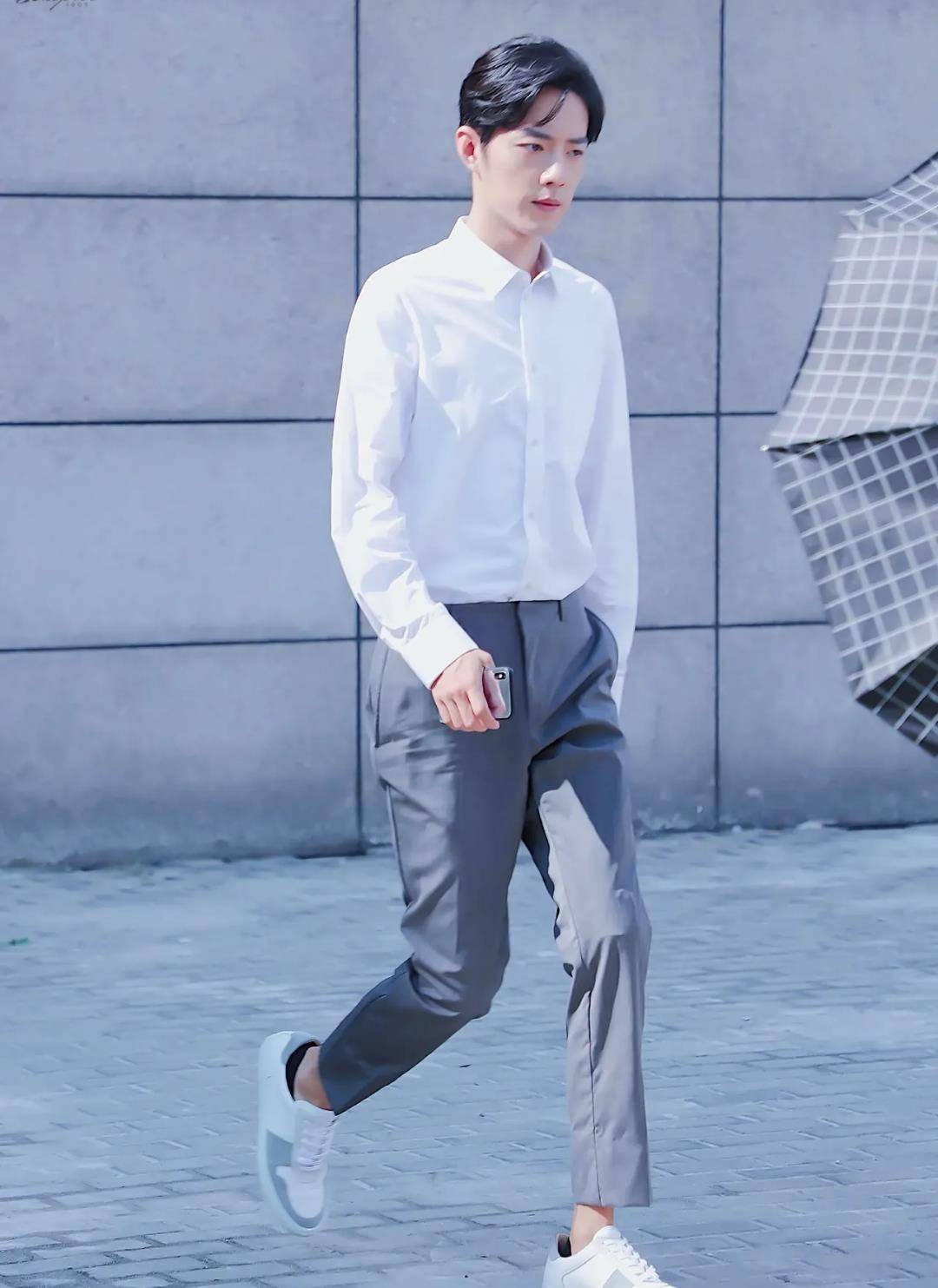 肖战:简单的白衬衫也能穿出时髦的风格_感觉_裤子_阳光