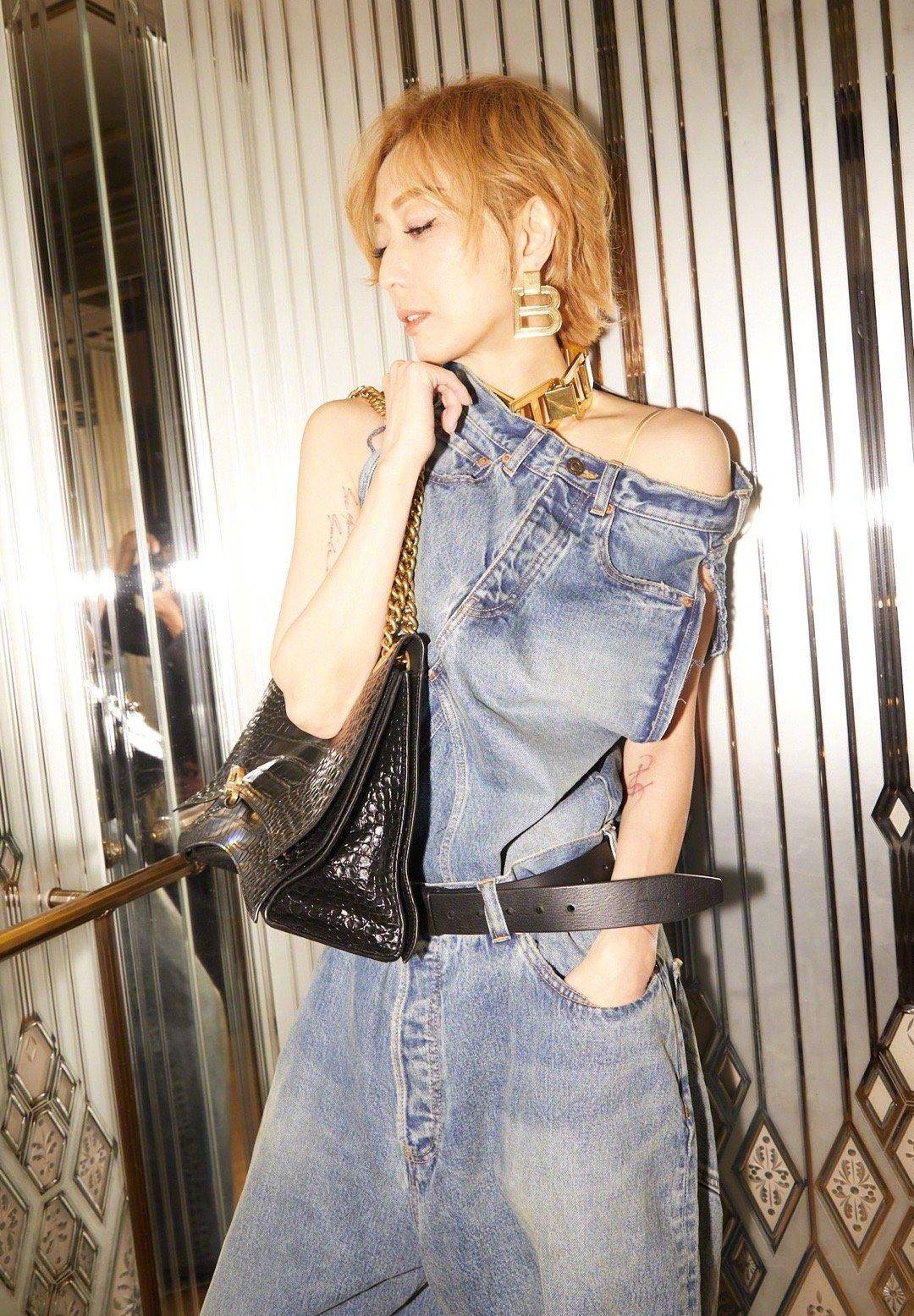 50岁郑秀文,因巴黎时装周"出圈",这位姐姐的时尚触觉太好了_风格_身材