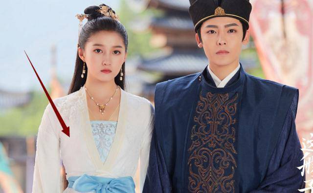 都夸关晓彤白,谁注意和侯明昊kiss时"脸色差"?