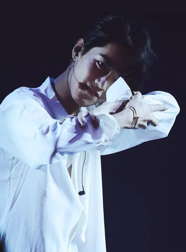 来自白衬衫的视觉暴击(二):考古当年绝美摇花手的衬衫战!