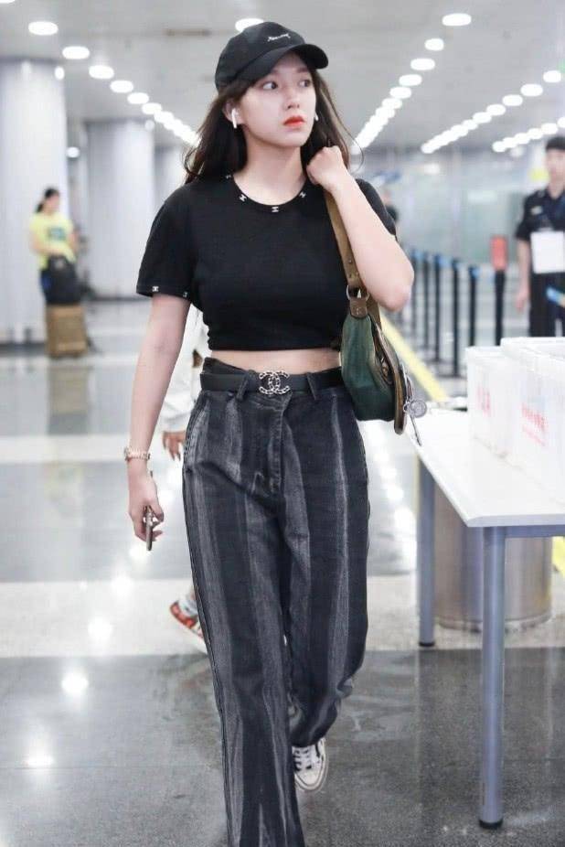 都说直筒裤最能遮肉,可当程潇穿上后,却意外凹出了大象腿巨粗_黑色_一