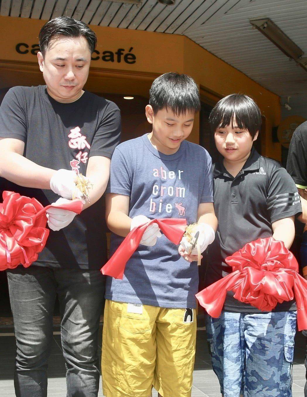 2岁出道,一人赚钱养亲爸后妈全家,被"坑"的小小彬现状如何_温兆宇