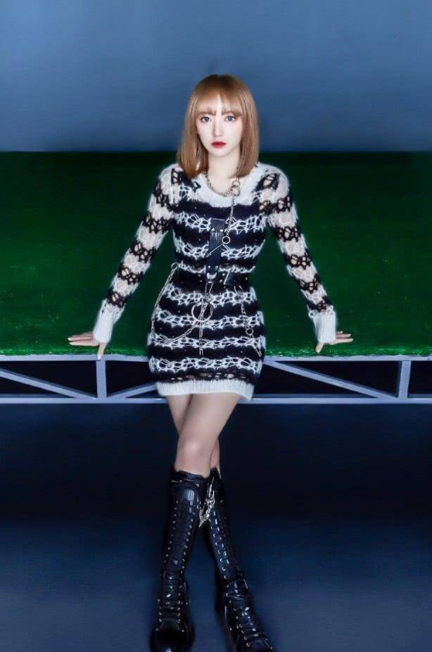 都说直筒裤最能遮肉,可当程潇穿上后,却意外凹出了大象腿巨粗_黑色_一