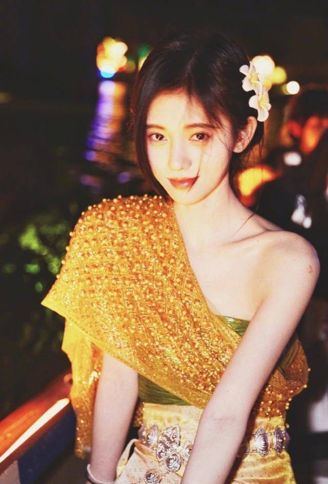 鞠婧祎"开窗照"被传,穿蓝色吊带伸臂那一刻,这美背真实存在?