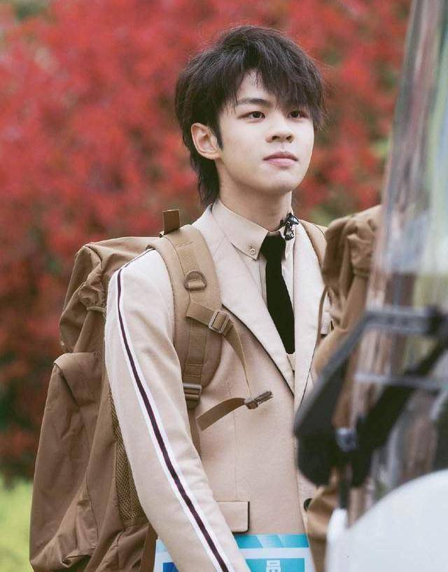 张颜齐不理对方,低头玩手机一脸沉重_邓紫棋_王晨艺_什么