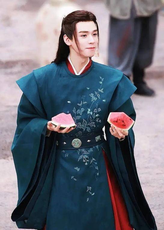 第一次看到龚俊,是在《醉玲珑》.帅吗?