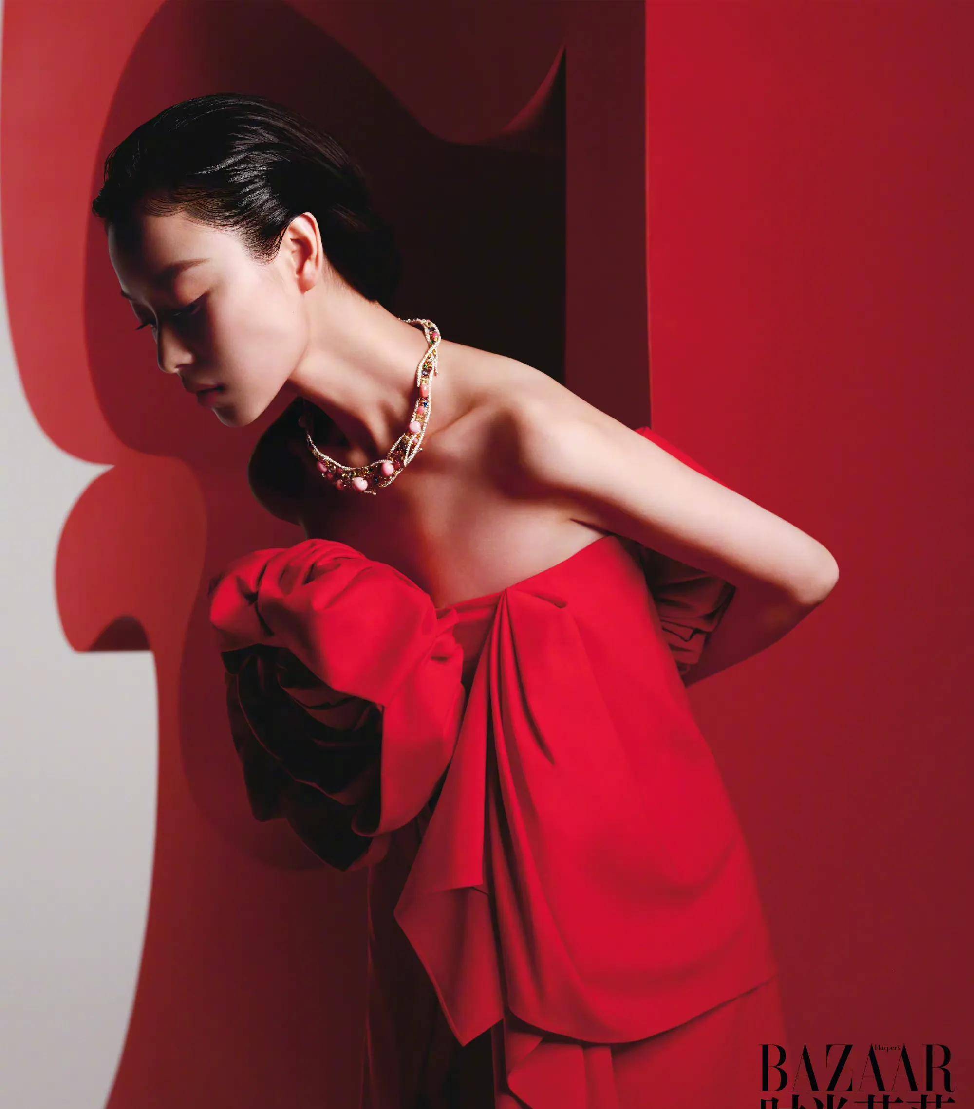 倪妮芭莎1月时尚杂志封面,穿搭时髦妩媚,吊带露脐裙火辣迷人_孙俪