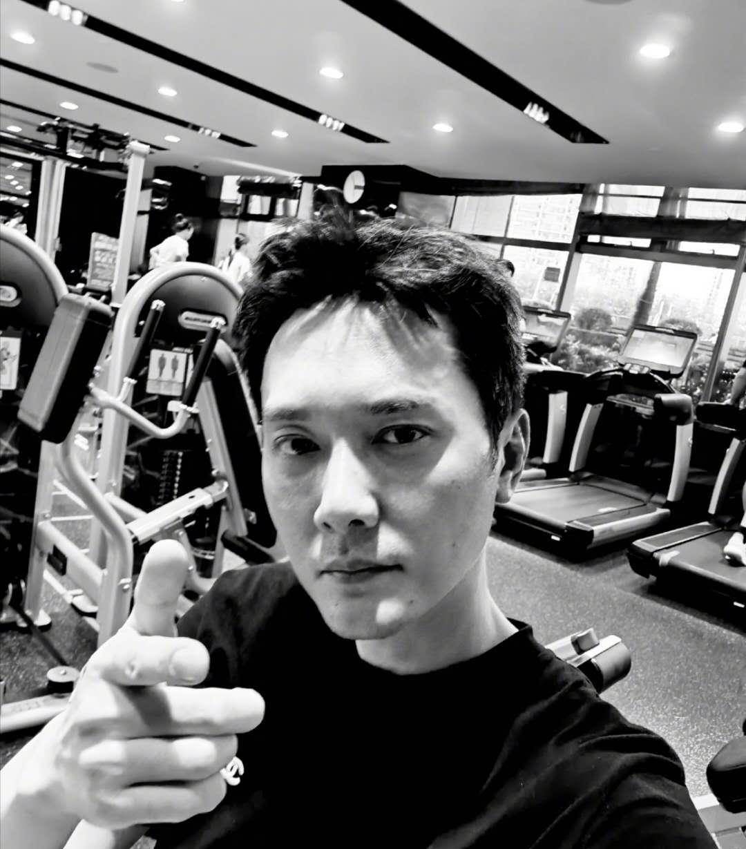 冯绍峰生日,颖宝晒老公照片,换写真照头像庆生,真的好甜蜜_冯邵峰