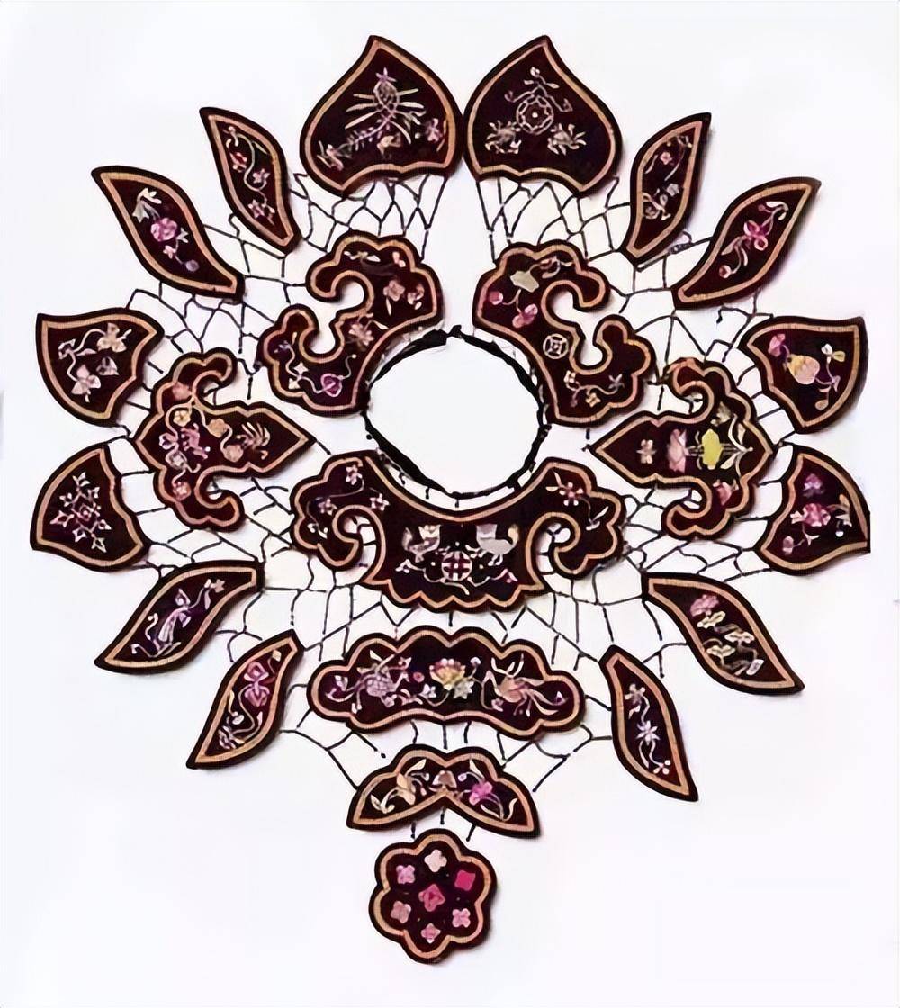 元朝蒙古族云肩造型在蒙古族礼服设计中的应用研究_服饰_颜色_文化