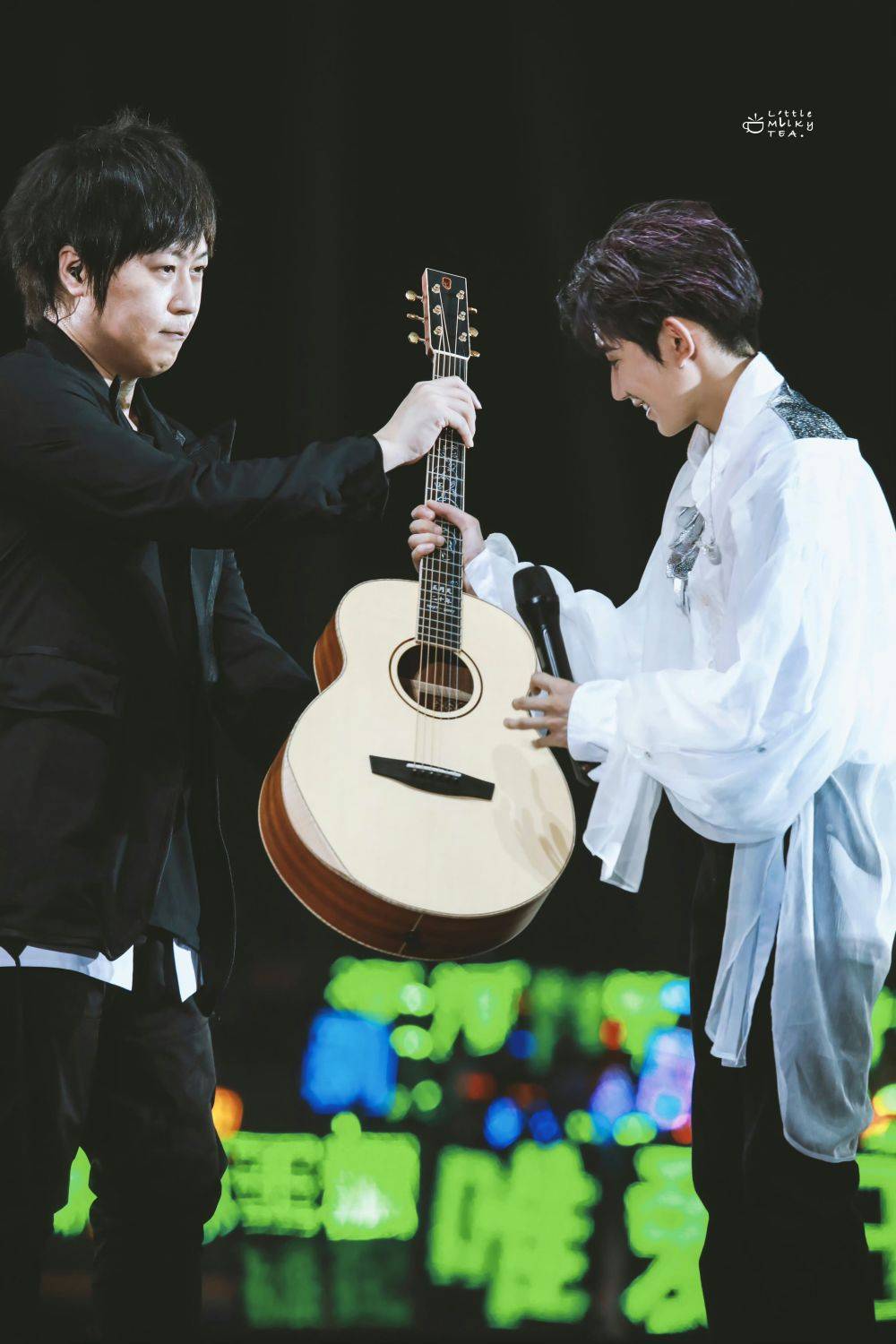 王源五月天鸟巢演唱会合唱《如果我们不曾相遇》,被曝紧张到发抖_罗伊