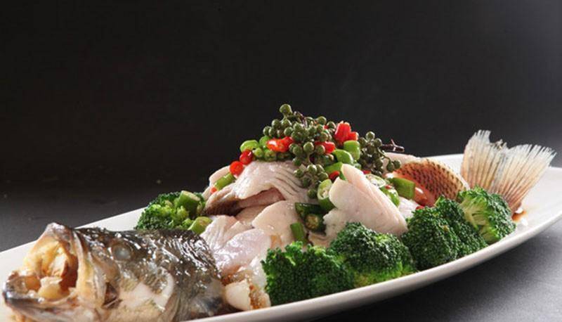 食材&配料:鲈鱼一条,西兰花一朵,青红线椒,青花椒,淀粉,葱,姜,料酒,盐