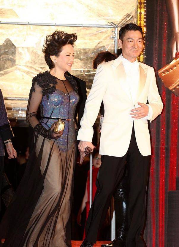 刘德华75岁干妈罕见亮相,穿薄纱长裙越老越敢打扮,迷人笑容治愈