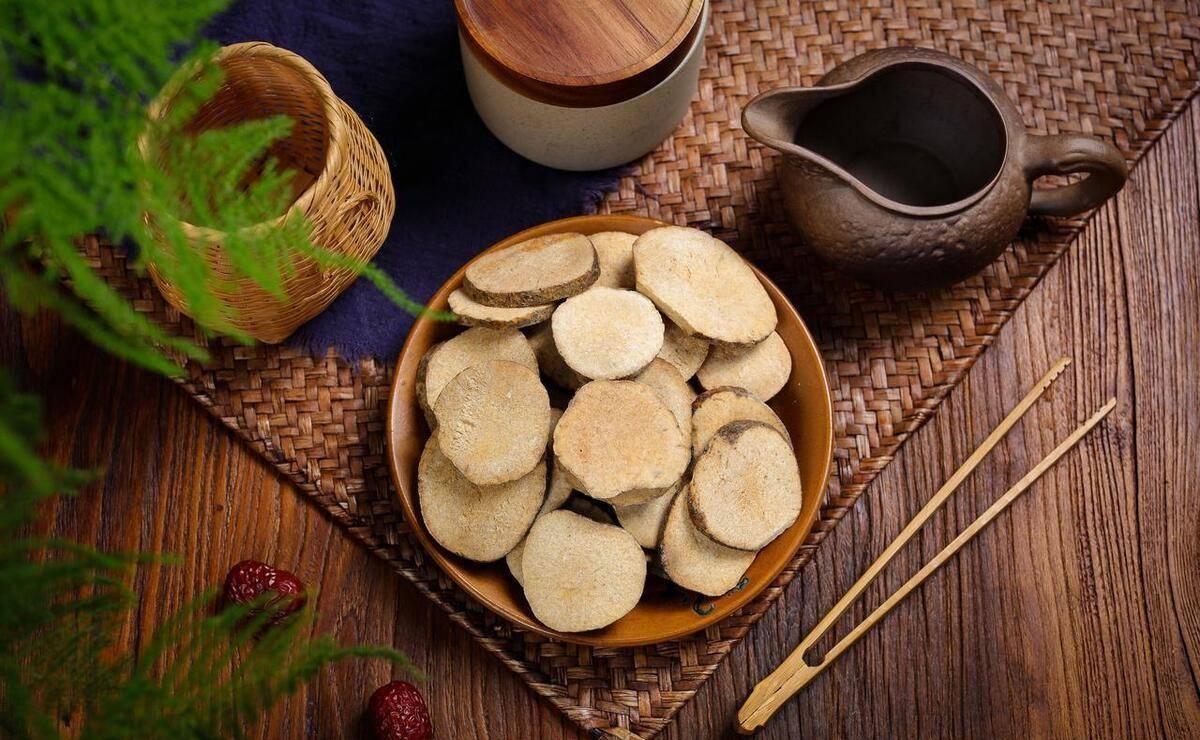 导致身体筋骨疼痛,这时候可以参考一个指迷茯苓丸,通过健脾除湿,调节