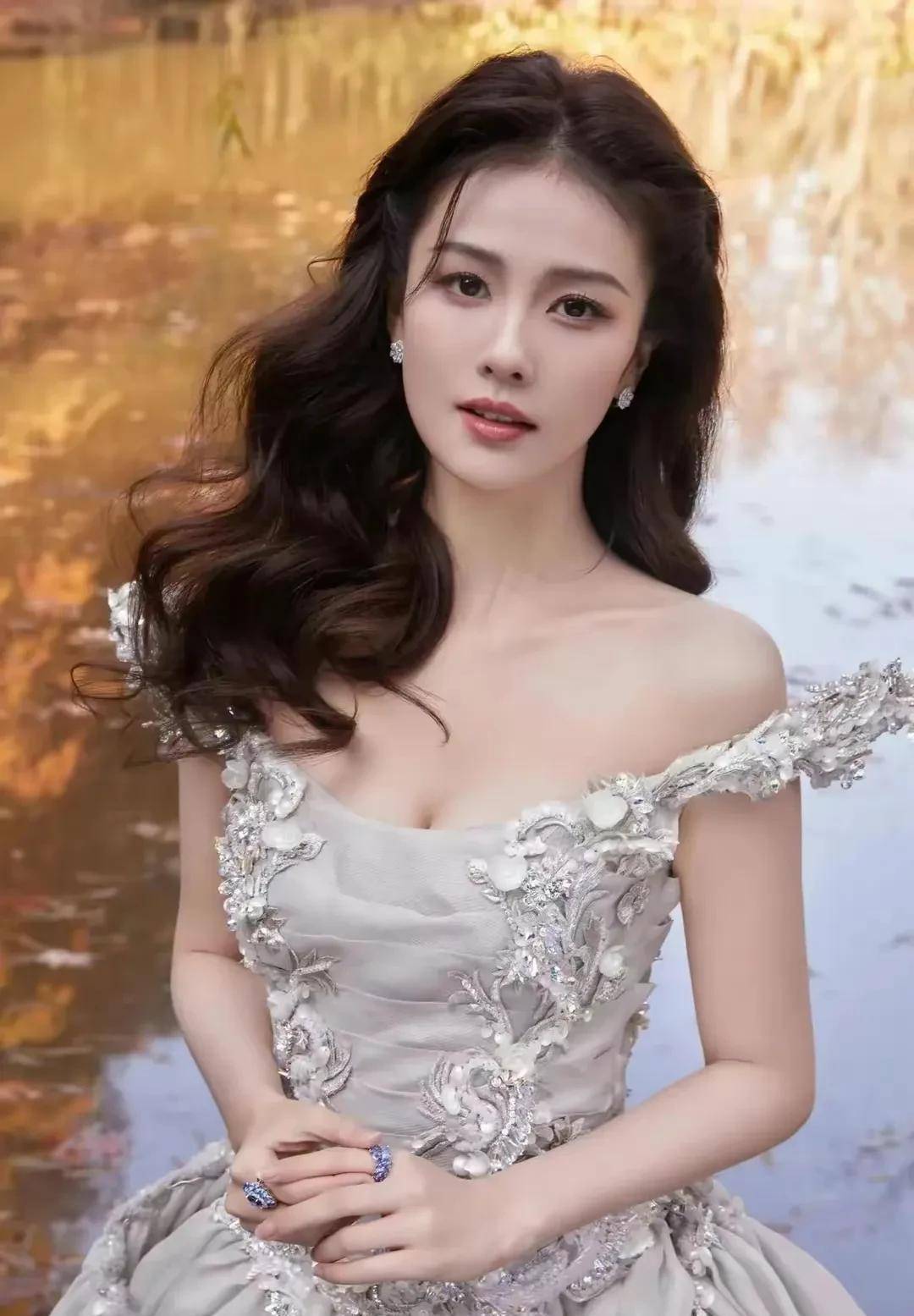 白鹿一身公主裙,时尚妩媚_显得_卷发_白色