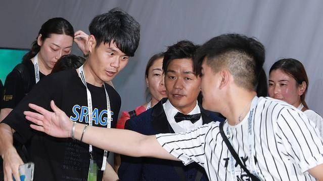 粉丝强行合影,王宝强不顾阻拦微笑合影,新恋情扑朔迷离!