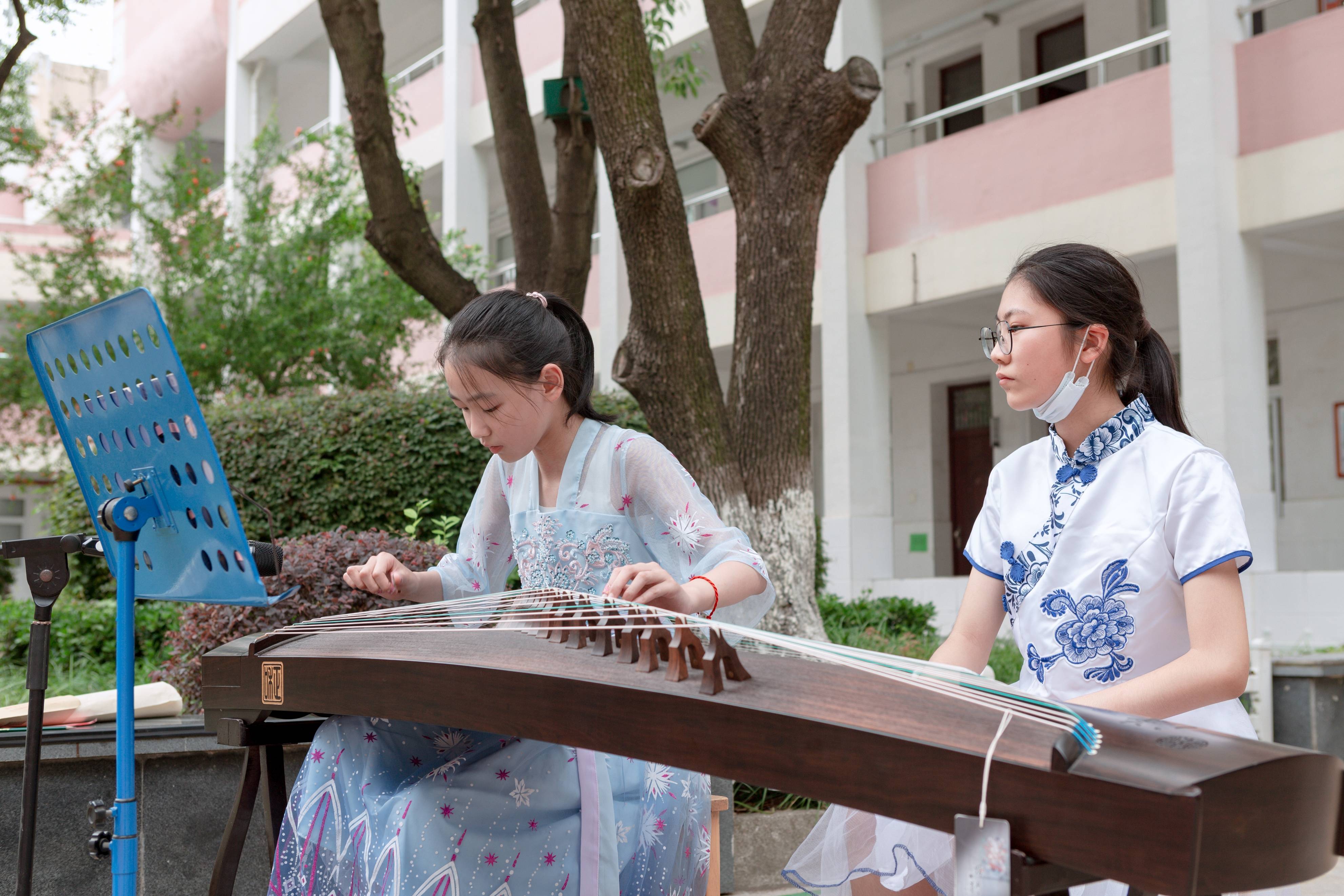 左:何巖澍,右:王蘇華何巖澍小畫家作品欣賞