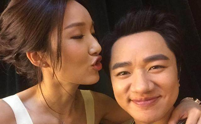 以滑稽的动作跳入泥潭却又看不出是故意的,照顾了angelababy的自尊心