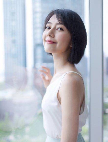 高圆圆产后复出,脸蛋虽稍显圆润,但她的嘴角上扬却满是幸福_赵又廷