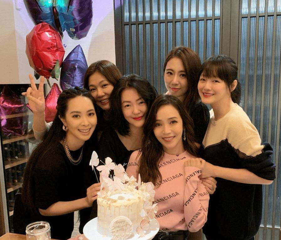 侯佩岑生日直呼很幸福,却只晒三人姐妹照无大小s身影_江佩蓉_李靓蕾