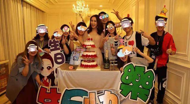 郭可盈49岁生日真会穿,香槟色一字肩连衣裙配长卷发,美成24岁_女性