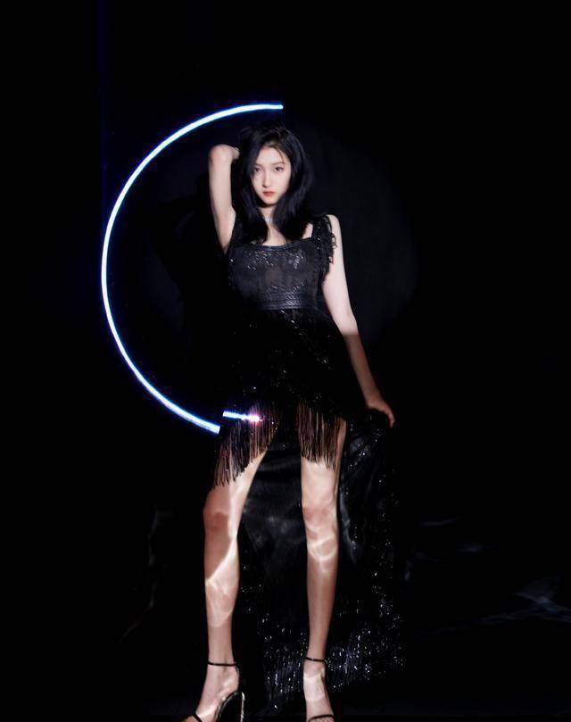 关晓彤穿衣越来越时尚,身穿黑色吊带流苏连衣裙,尽显女性魅力_腰带